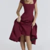 Raisa Midi-Kleid aus Weinrotem Twill mit Spitzenrücken Raisa Midi-Kleid aus Weinrotem Twill mit Spitzenrücken