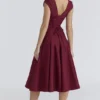 Raisa Midi-Kleid aus Weinrotem Twill mit Spitzenrücken Raisa Midi-Kleid aus Weinrotem Twill mit Spitzenrücken