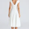 Raisa Weißes Midi-Kleid aus Twill mit quadratischem Ausschnitt Raisa Weißes Midi-Kleid aus Twill mit quadratischem Ausschnitt