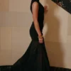 Raphaella Schwarzes Maxikleid mit Schlüssellochausschnitt Raphaella Schwarzes Maxikleid mit Schlüssellochausschnitt