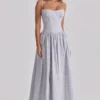 Rona Blaues Maxikleid aus Baumwolle mit Wildblumenprint und Schnürung Rona Blaues Maxikleid aus Baumwolle mit Wildblumenprint und Schnürung
