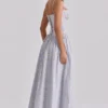 Rona Blaues Maxikleid aus Baumwolle mit Wildblumenprint und Schnürung Rona Blaues Maxikleid aus Baumwolle mit Wildblumenprint und Schnürung