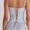 Rona Blaues Maxikleid aus Baumwolle mit Wildblumenprint und Schnürung Rona Blaues Maxikleid aus Baumwolle mit Wildblumenprint und Schnürung