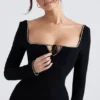Rosa Maxikleid mit schwarzen Kristallverzierungen