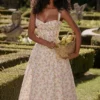 Rosalee – Elfenbeinfarbenes Baumwoll-Bustier-Sommerkleid mit Wiesenmuster Rosalee – Elfenbeinfarbenes Baumwoll-Bustier-Sommerkleid mit Wiesenmuster