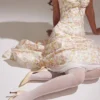 Rosalee – Elfenbeinfarbenes Baumwoll-Bustier-Sommerkleid mit Wiesenmuster Rosalee – Elfenbeinfarbenes Baumwoll-Bustier-Sommerkleid mit Wiesenmuster