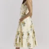 Rosalee Midi-Kleid aus Baumwolle mit Vintage-Bandprint in Zitronengelb Rosalee Midi-Kleid aus Baumwolle mit Vintage-Bandprint in Zitronengelb