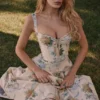 Rosalee Midi-Kleid aus Baumwolle mit Vintage-Bandprint in Zitronengelb Rosalee Midi-Kleid aus Baumwolle mit Vintage-Bandprint in Zitronengelb