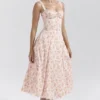 Rosalee Pfirsichfarbenes Baumwoll-Bustier-Sommerkleid mit Mohnblumenprint Rosalee Pfirsichfarbenes Baumwoll-Bustier-Sommerkleid mit Mohnblumenprint