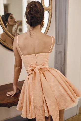 Rosalinda Peach Jacquard Mini-Abendkleid mit Schleifen