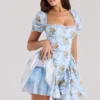 Rosie – Blaues Minikleid aus Baumwolle mit Rosenprint Rosie – Blaues Minikleid aus Baumwolle mit Rosenprint