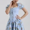Rosie – Blaues Minikleid aus Baumwolle mit Rosenprint Rosie – Blaues Minikleid aus Baumwolle mit Rosenprint