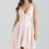 Sabella – Midi-Kleid aus rosa Satin mit asymmetrischen Säumen am Handtuch Sabella – Midi-Kleid aus rosa Satin mit asymmetrischen Säumen am Handtuch