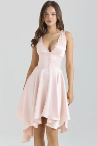 Sabella – Midi-Kleid aus rosa Satin mit asymmetrischen Säumen am Handtuch