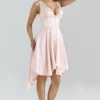 Sabella – Midi-Kleid aus rosa Satin mit asymmetrischen Säumen am Handtuch Sabella – Midi-Kleid aus rosa Satin mit asymmetrischen Säumen am Handtuch