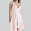Sabella – Midi-Kleid aus rosa Satin mit asymmetrischen Säumen am Handtuch Sabella – Midi-Kleid aus rosa Satin mit asymmetrischen Säumen am Handtuch