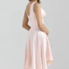 Sabella – Midi-Kleid aus rosa Satin mit asymmetrischen Säumen am Handtuch Sabella – Midi-Kleid aus rosa Satin mit asymmetrischen Säumen am Handtuch