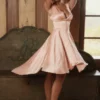 Sabella – Midi-Kleid aus rosa Satin mit asymmetrischen Säumen am Handtuch Sabella – Midi-Kleid aus rosa Satin mit asymmetrischen Säumen am Handtuch