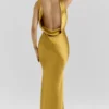 Safaira – Maxikleid aus bernsteinfarbenem Satin mit drapiertem Wasserfallausschnitt