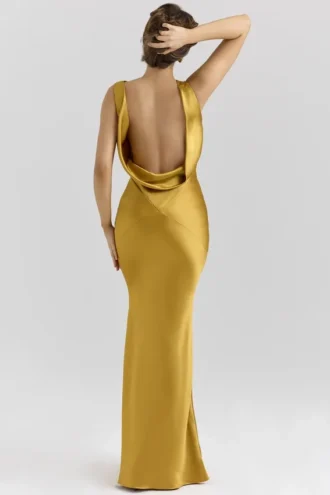 Safaira – Maxikleid aus bernsteinfarbenem Satin mit drapiertem Wasserfallausschnitt