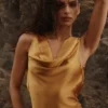 Safaira – Maxikleid aus bernsteinfarbenem Satin mit drapiertem Wasserfallausschnitt