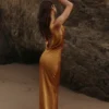 Safaira – Maxikleid aus bernsteinfarbenem Satin mit drapiertem Wasserfallausschnitt