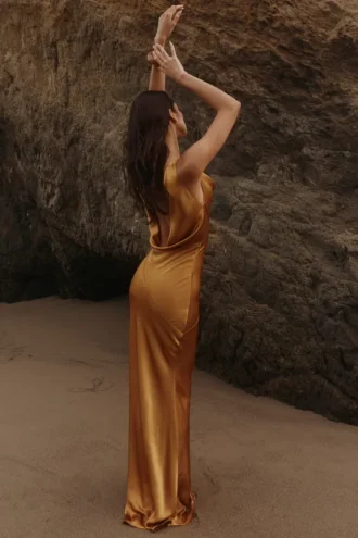Safaira – Maxikleid aus bernsteinfarbenem Satin mit drapiertem Wasserfallausschnitt