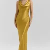 Safaira – Maxikleid aus bernsteinfarbenem Satin mit drapiertem Wasserfallausschnitt