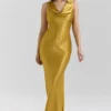 Safaira – Maxikleid aus bernsteinfarbenem Satin mit drapiertem Wasserfallausschnitt