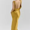 Safaira – Maxikleid aus bernsteinfarbenem Satin mit drapiertem Wasserfallausschnitt
