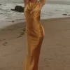 Safaira – Maxikleid aus bernsteinfarbenem Satin mit drapiertem Wasserfallausschnitt