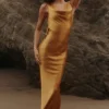 Safaira – Maxikleid aus bernsteinfarbenem Satin mit drapiertem Wasserfallausschnitt