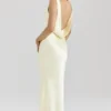 Safaira Maxikleid aus buttermilchfarbenem Satin mit drapiertem Wasserfallausschnitt