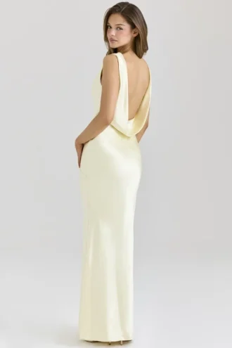 Safaira Maxikleid aus buttermilchfarbenem Satin mit drapiertem Wasserfallausschnitt