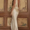 Safaira Maxikleid aus buttermilchfarbenem Satin mit drapiertem Wasserfallausschnitt