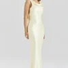 Safaira Maxikleid aus buttermilchfarbenem Satin mit drapiertem Wasserfallausschnitt