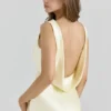 Safaira Maxikleid aus buttermilchfarbenem Satin mit drapiertem Wasserfallausschnitt