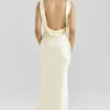 Safaira Maxikleid aus buttermilchfarbenem Satin mit drapiertem Wasserfallausschnitt