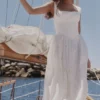 Safira – Weißes Midi-Kleid aus Baumwolle mit englischer Broderie-Blumenstickerei Safira – Weißes Midi-Kleid aus Baumwolle mit englischer Broderie-Blumenstickerei