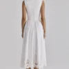 Safira – Weißes Midi-Kleid aus Baumwolle mit englischer Broderie-Blumenstickerei Safira – Weißes Midi-Kleid aus Baumwolle mit englischer Broderie-Blumenstickerei