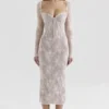 Saisha Elfenbeinfarbenes Midi-Kleid mit langen Ärmeln und Spitze