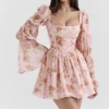 Sancia Mini-Kleid im englischen Vintage-Stil mit Rosenprint und Puffärmeln Sancia Mini-Kleid im englischen Vintage-Stil mit Rosenprint und Puffärmeln
