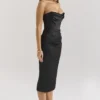 Santana Schwarzes, trägerloses Midikleid aus Satin Santana Schwarzes, trägerloses Midikleid aus Satin