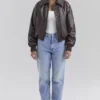 Sante Dunkelbraune Bomberjacke aus veganem Leder Sante Dunkelbraune Bomberjacke aus veganem Leder
