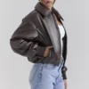 Sante Dunkelbraune Bomberjacke aus veganem Leder Sante Dunkelbraune Bomberjacke aus veganem Leder