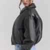 Sante Schwarze Bomberjacke aus veganem Leder Sante Schwarze Bomberjacke aus veganem Leder