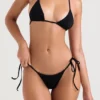 Santorini Bikinioberteil mit schwarzen Bindebändern an den Seiten der Unterteile Santorini Bikinioberteil mit schwarzen Bindebändern an den Seiten der Unterteile
