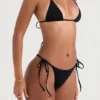 Santorini Bikinioberteil mit schwarzen Bindebändern an den Seiten der Unterteile Santorini Bikinioberteil mit schwarzen Bindebändern an den Seiten der Unterteile