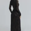 Sapphira – Asymmetrisches Maxikleid aus schwarzer Spitze – Limited Edition Sapphira – Asymmetrisches Maxikleid aus schwarzer Spitze – Limited Edition