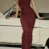 Sapphire Weinrot gerafftes Maxikleid Sapphire Weinrot gerafftes Maxikleid